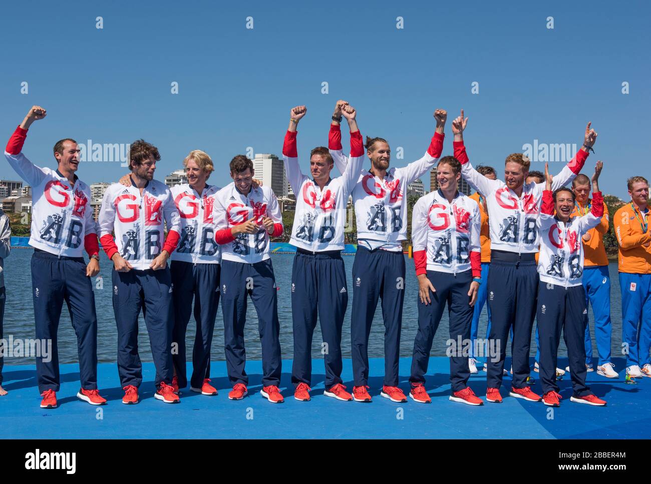 Rio de Janeiro. BRASILIEN. GBR W8+ Silbermedaillengewinner, Preisdock. GBR M8+. Schleife. Scott DURANT, Tom RANSLEY, Andy Triggs HODGE, Matt GOTREL, Pete REED, Paul BENNETT, Matt LANGRIDGE, William SATCH und Cox, Phelan HILL. 2016 Olympic Rowing Regatta. Lagoa Stadium, Copacabana, "Olympische Sommerspiele" Rodrigo de Freitas Lagune, Lagoa. Samstag, 13.08.2016 [Pflichtgutschrift; Peter SPURRIER/Intersport Images] Stockfoto