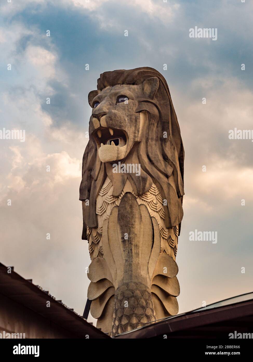 SINGAPUR - 12. März 2020 - EINE majestätische Merlion-Statue auf der Insel Sentosa mit dunklen dramatischen Wolken. Der Merlion ist ein Fabelwesen und der offizielle m Stockfoto