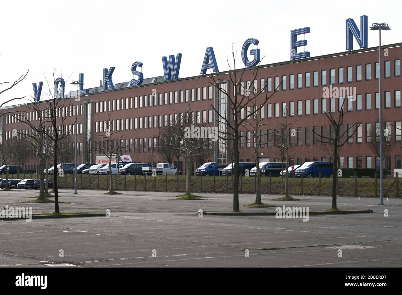Baunatal, Deutschland. März 2020. Der Parkplatz neben dem Haupttor des VW Kassel in Baunatal steht leer. Auch das Komponentenwerk mit seinen rund 16500 Mitarbeitern hat den Produktionsstopp bis zum 9. April verlängert. Credit: Uwe Zucchi / dpa / Alamy Live News Stockfoto