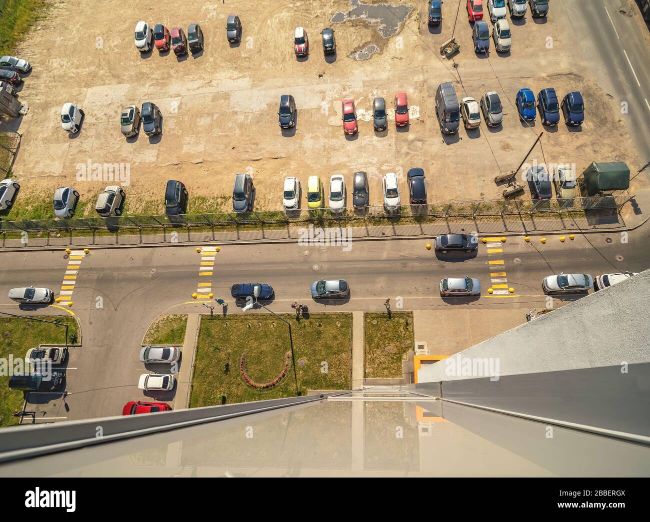 Luftdrone Blick auf Parkplatz mit Autos in der Nähe von Wohnhäusern von oben, Stadt und städtischen Konzept Stockfoto