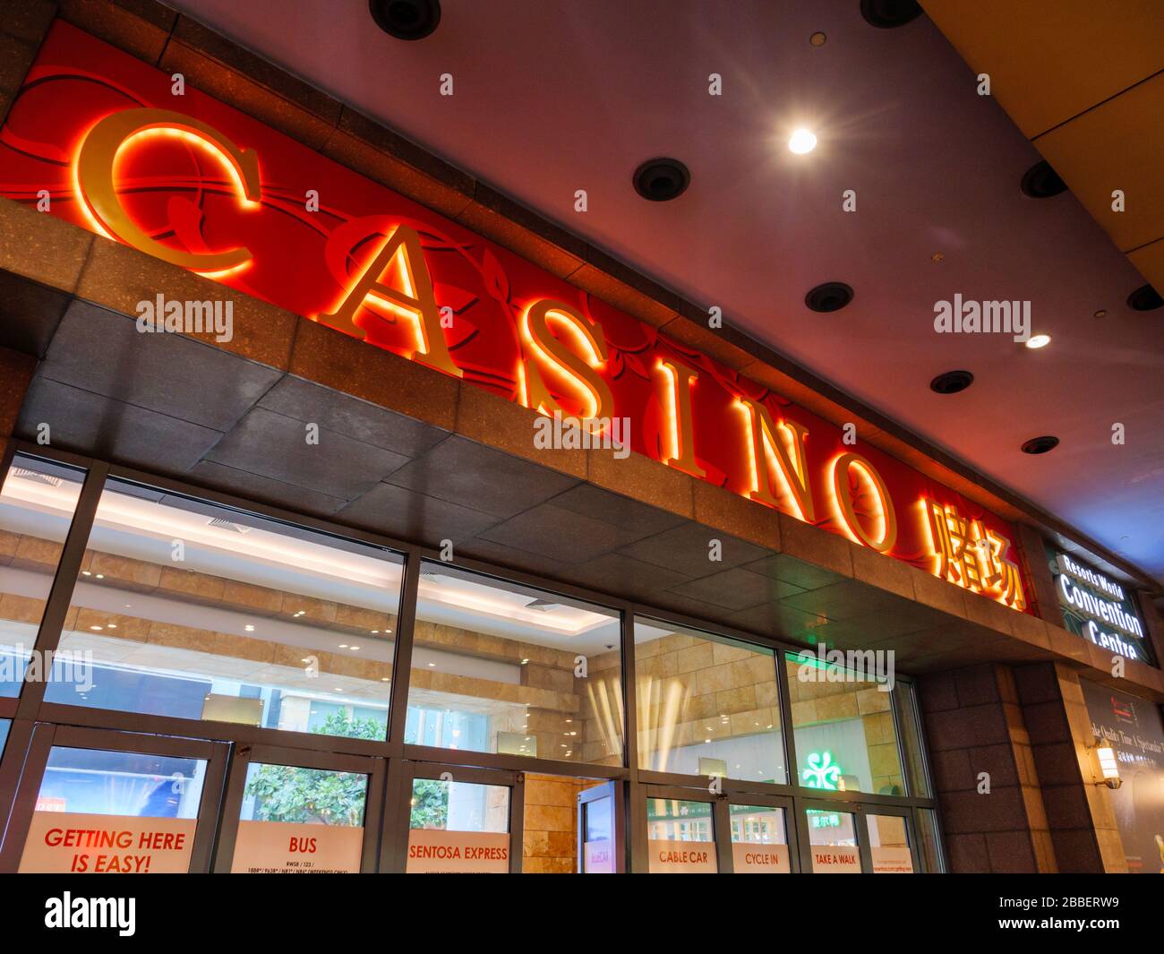 SINGAPUR - 12. März 2020 - Blick auf den Eingang zum Resort World Sentosa Casino auf der Insel Sentosa, Singapur. Die chinesischen Wörter lauten "Casino". Stockfoto