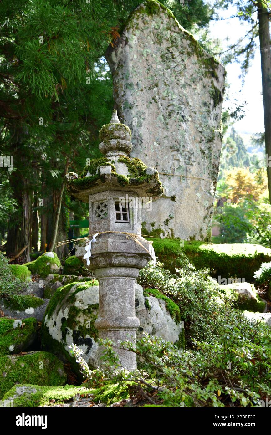 Kleine Steinschreine neben dem Hachiman Schrein in der Stadt Shirakawa, bekannt für die traditionellen Häuser mit den Reetdachhäusern und dem Doburoku fe Stockfoto