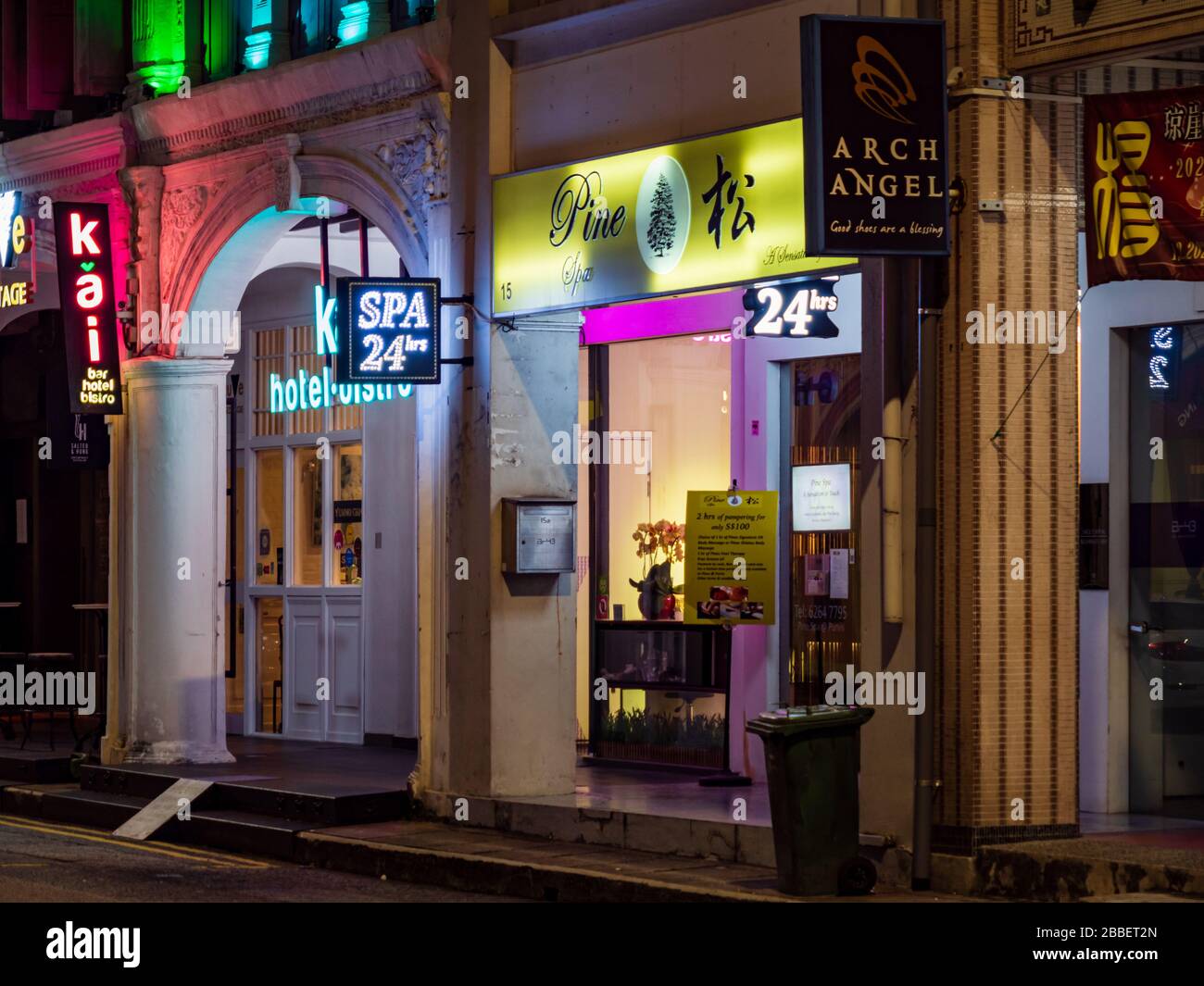 SINGAPUR - 12. März 2020 - Neon Beschilderung eines 24-Stunden-Massagebereichs/Massagesalon in der Seah Street, Singapur. Die chinesischen Wörter lesen "Pine Spa" Stockfoto