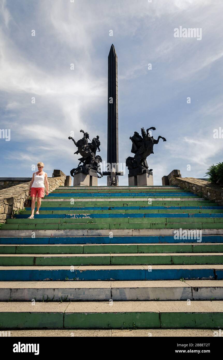 Frau in roten Shorts zu Fuß die Treppe vor dem Assens Denkmal Veliko Tarnovo Bulgarien Stockfoto