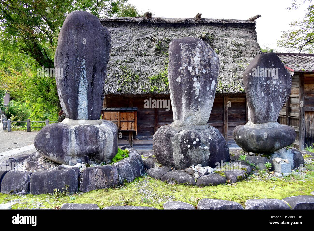 Drei große Steinschreine reihten sich in der Stadt Shirakawa ein, die für die traditionellen Häuser mit den Reetdachinen und das Doburoku-Festival bekannt ist Stockfoto