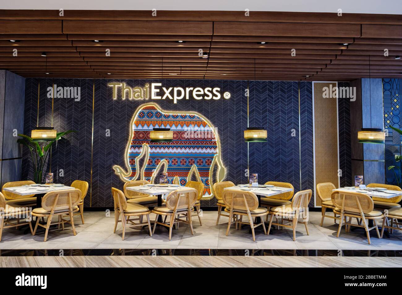 SINGAPUR - 23. März 2020 - leere Tische in einem Asien-Restaurant im Thai Express in der Jewel Mall, am Flughafen Changi, Singapur. Restaurants wurden hart getroffen Stockfoto