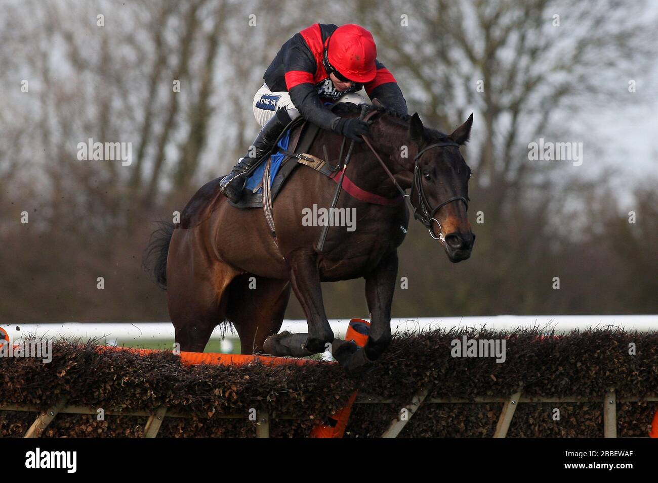 Spirit D'Armor, der von Aidan Coleman geritten wird, springt auf dem Weg zum Sieg in der Handicap-Hürde der Red Mills Horsefeed National Hunt Novices Stockfoto