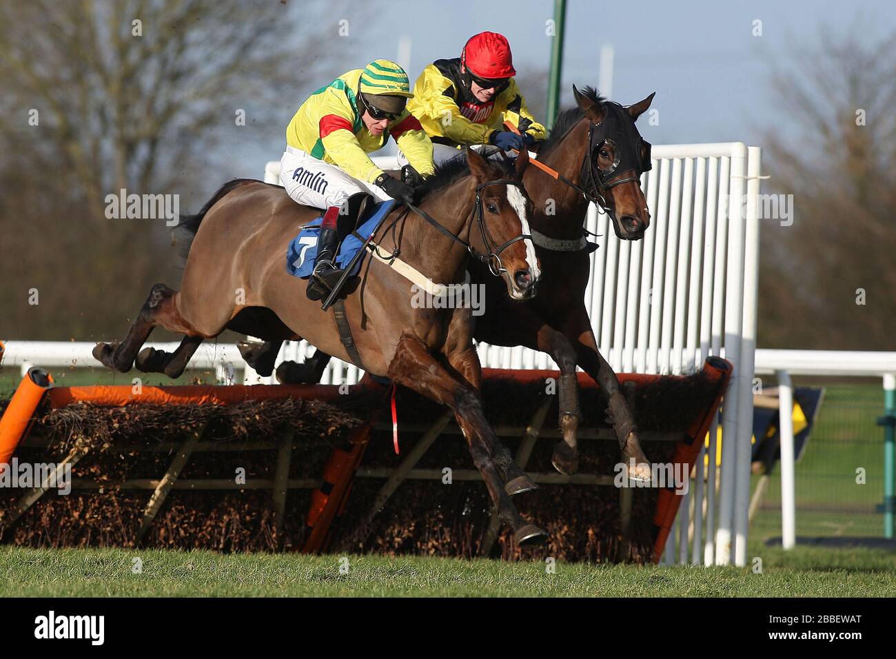 Drussell von Richard Johnson (L) geritten springt an der Seite von Rennsiegerin Balerina, die von Peter Hatton in der Red Mills Support RAC von Connolly geritten wurde Stockfoto