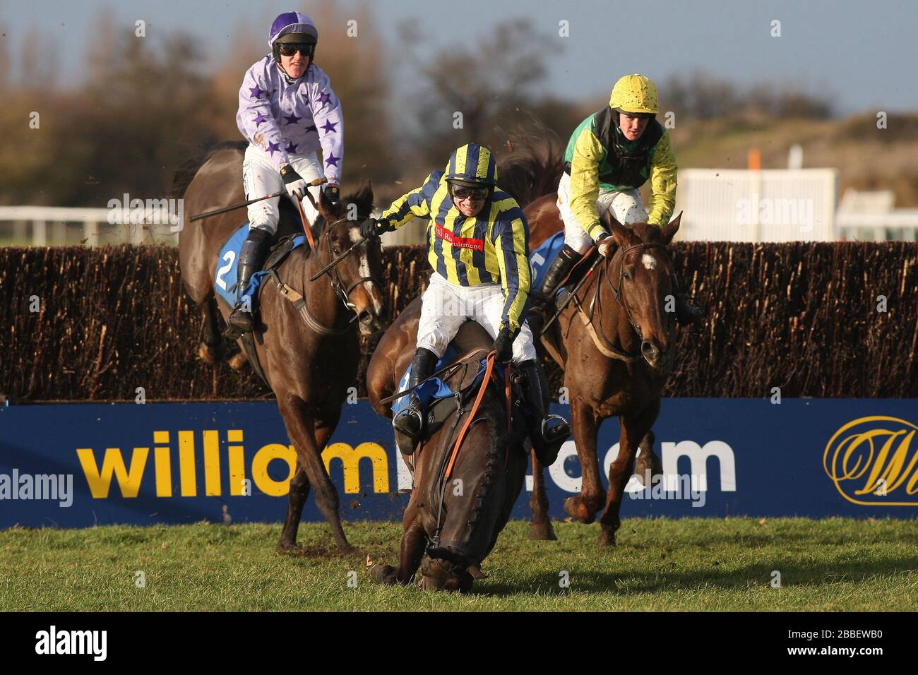 Supreme de Paille, geritten von Paddy Brennan, nimmt sich während der Rennbahn Red Mills Cubes Novices' Chase des Connolly einen Tumble am letzten Zaun Stockfoto