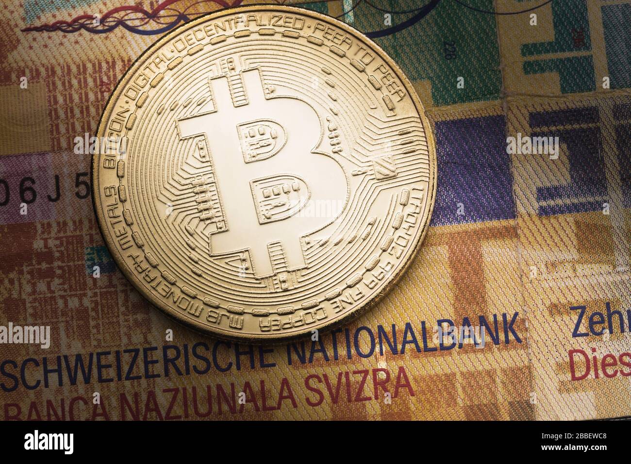 Bitcoin inmitten des Schweizer Frankens, ein wichtiger Plan. Ein Konzept über die Auswirkungen von Währungen auf einander Stockfoto