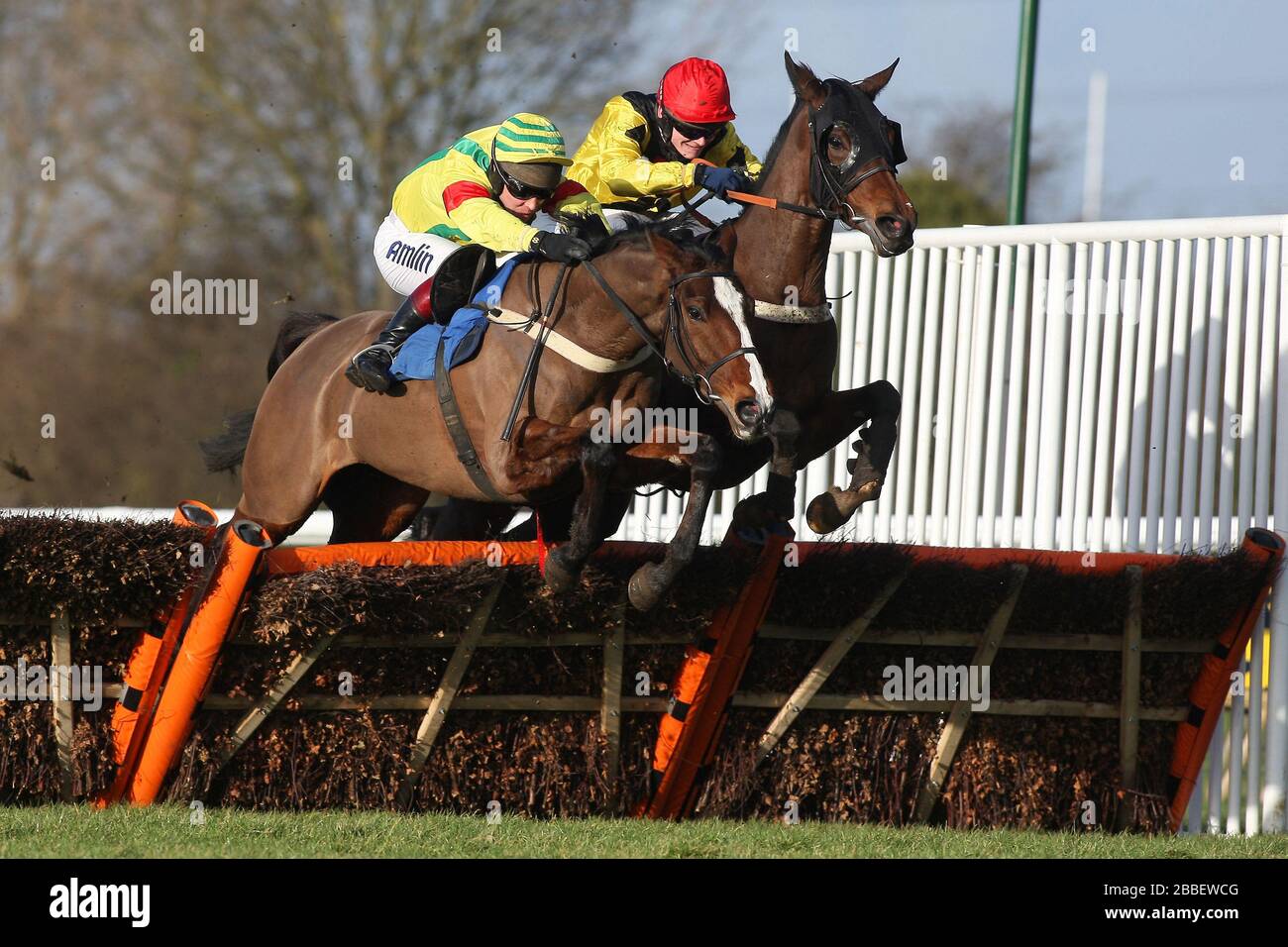 Drussell von Richard Johnson (L) geritten springt an der Seite von Rennsiegerin Balerina, die von Peter Hatton in der Red Mills Support RAC von Connolly geritten wurde Stockfoto