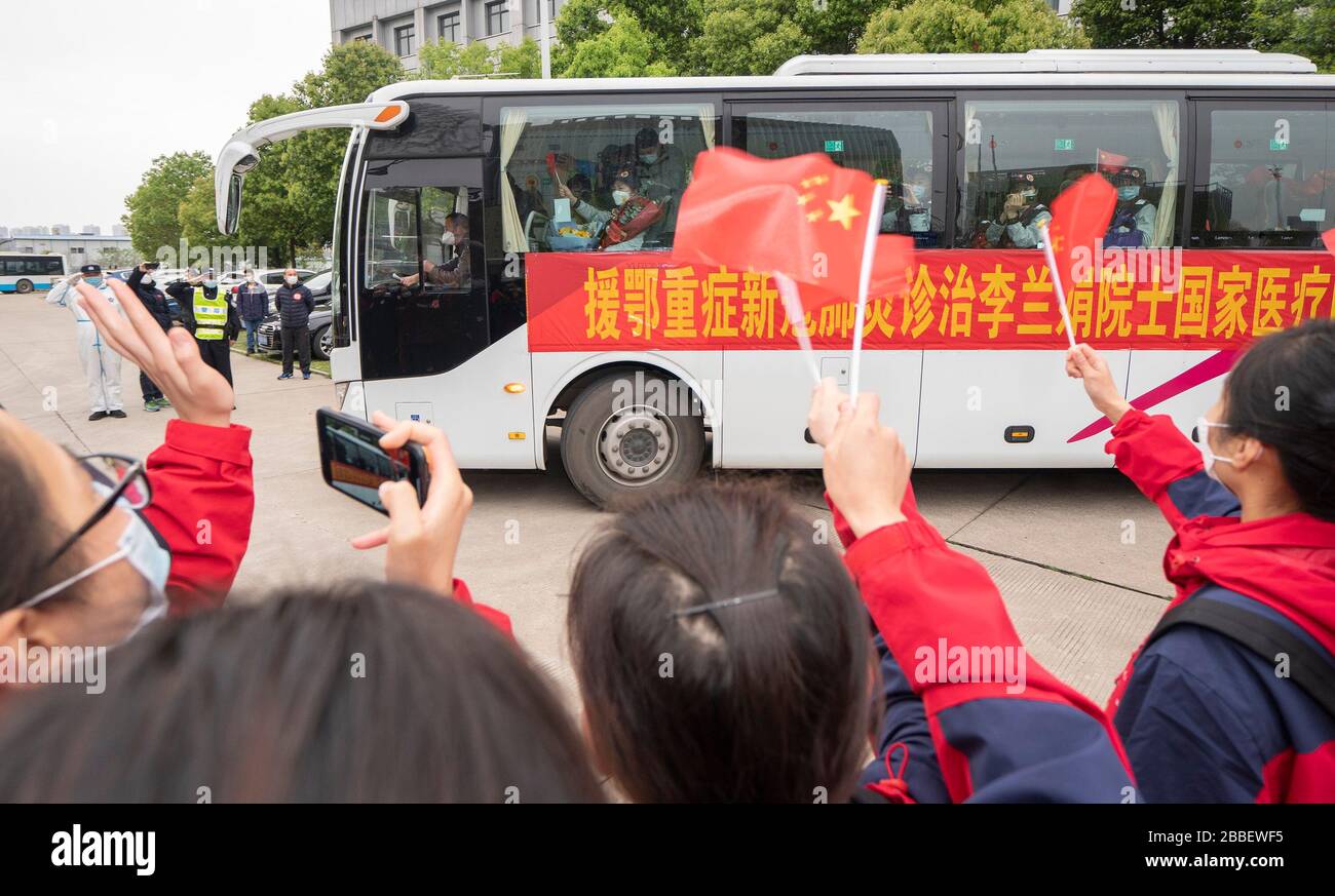 Wuhan, Chinas Provinz Hubei. März 2020. Die Menschen winken Li Lanjuan, einem renommierten chinesischen Epidemiologen, und ihrem medizinischen Team, als sie Wuhan, die Provinz Hubei im Zentrum Chinas, am 31. März 2020 verlassen. Das von Li Lanjuan führende medizinische Personal verließ Wuhan, nachdem es hier am Dienstag seine Aufgabe beendet hatte. Li ist Akademiker der chinesischen Ingenieurakademie, die das staatliche Schlüssellabor für Diagnose und Behandlung von Infektionskrankheiten leitet. Credit: Fei Maohua/Xinhua/Alamy Live News Stockfoto