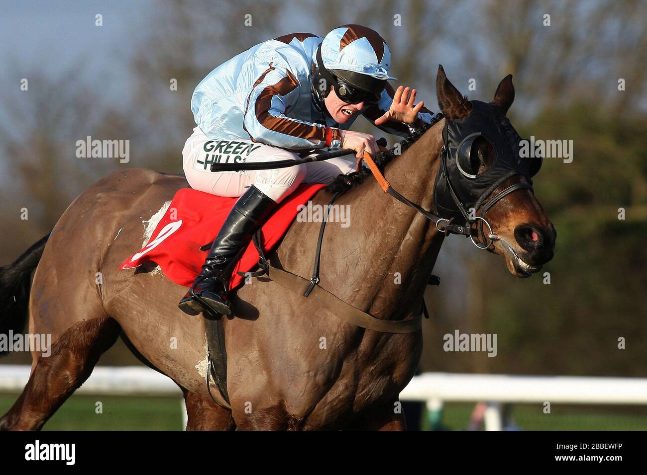 Theologe, der von Joshua Moore auf dem Weg zum Gewinn der Pertemps Handicap Hürde (Series Qualifier) geritten wurde Stockfoto