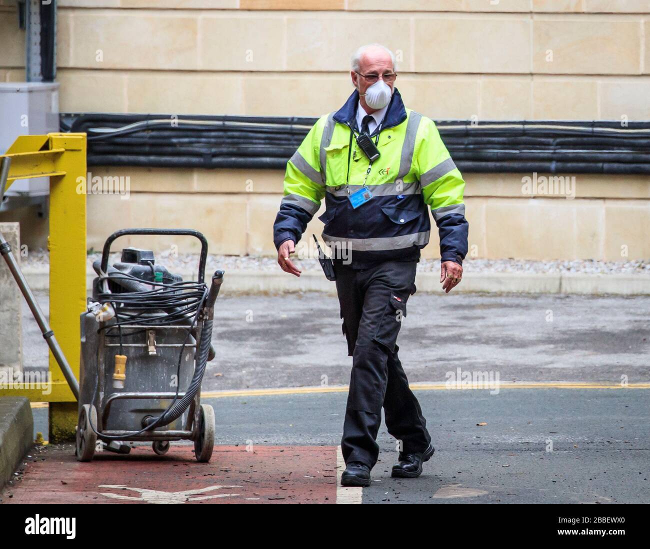 Ein Arbeiter im Harrogate Conference Center in Yorkshire, nachdem ein Abgeordneter gesagt hat, er sei ÒproudÓ, dass ein Konferenzzentrum in Harrogate offenbar als zeitweiliges Krankenhaus im Kampf gegen Coronavirus ausgewählt worden sei. Stockfoto