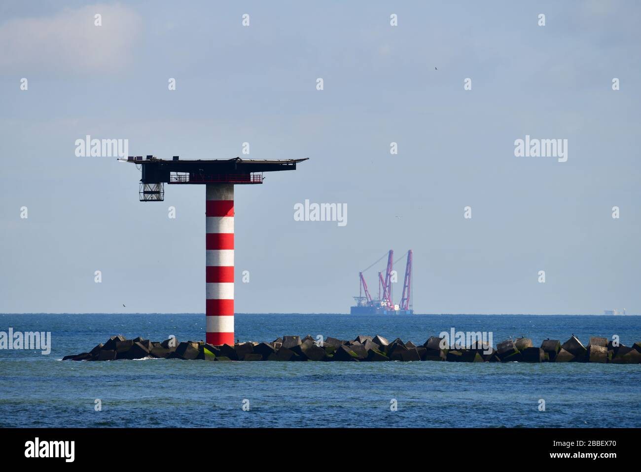Blick auf den Radarturm am Anfang des Nieuwe Waterweg Rotterdams Super-Schwimmkran auf See Stockfoto