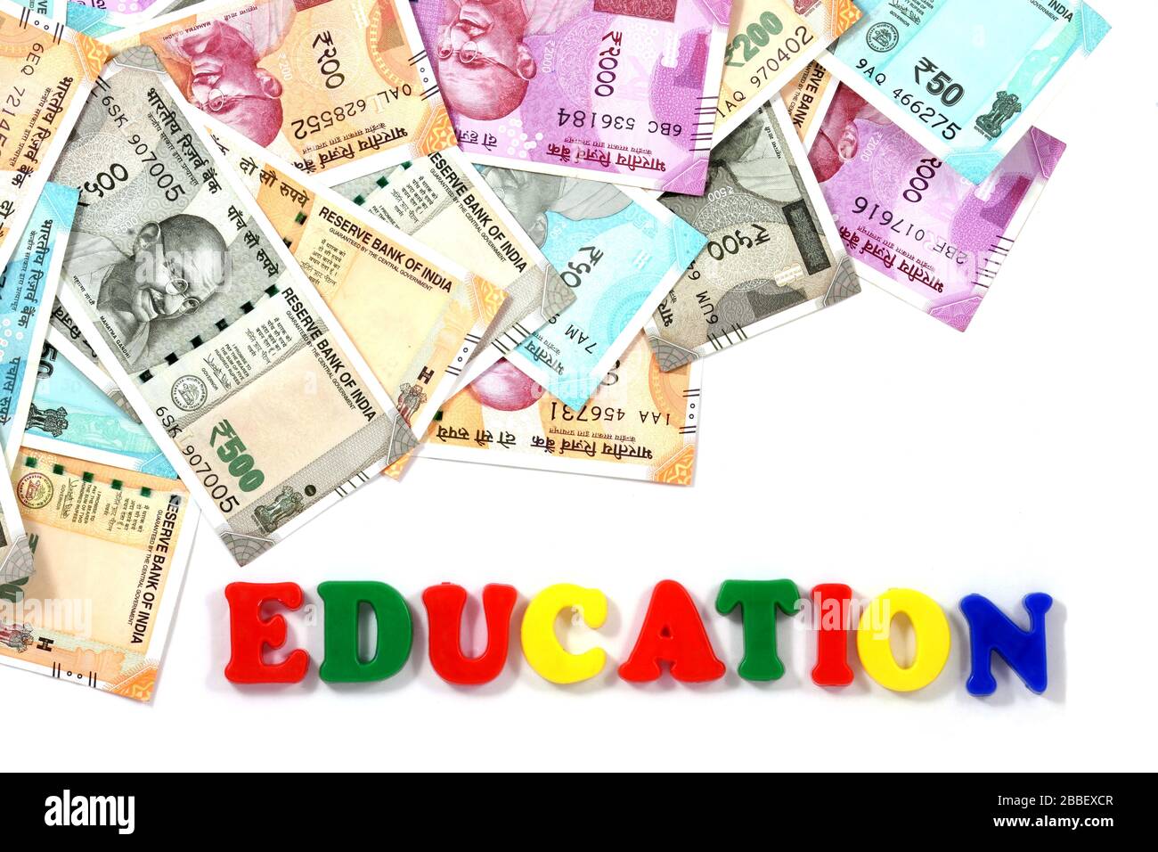 .Education Konzept, Bildung Alphabet auf Geld Hintergrund, indische Währung, Rupie, indische Rupie, indische Geld, Bildung, Finanzen, Sparkonzept Stockfoto