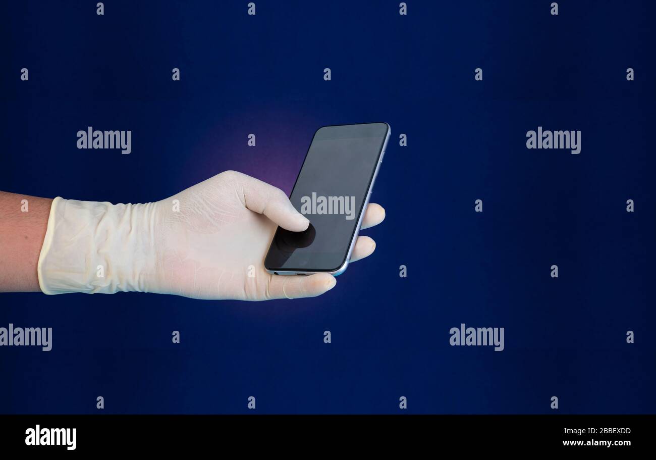 Hände mit medizinischen Handschuhen und Smartphone und Platz für Text, Corona Virus-Konzept Stockfoto