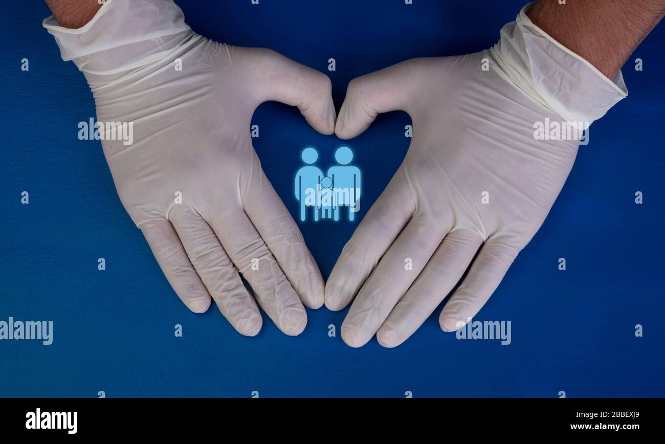 Schützen Sie Ihre Familie vor Corona-Viren mit Handschuhen auf blauem Hintergrund, Reinigungsumgebung Stockfoto