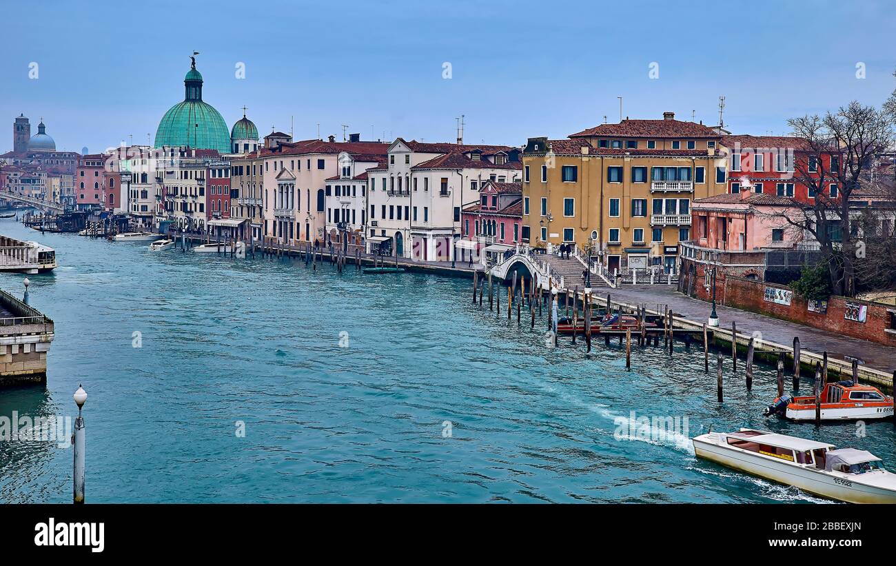 Venedig, die Hauptstadt der norditalienischen Region Venetien, liegt auf 118 kleinen Inseln in einer Lagune in der Adria. Es hat keine Straßen, nur Kanäle, li Stockfoto