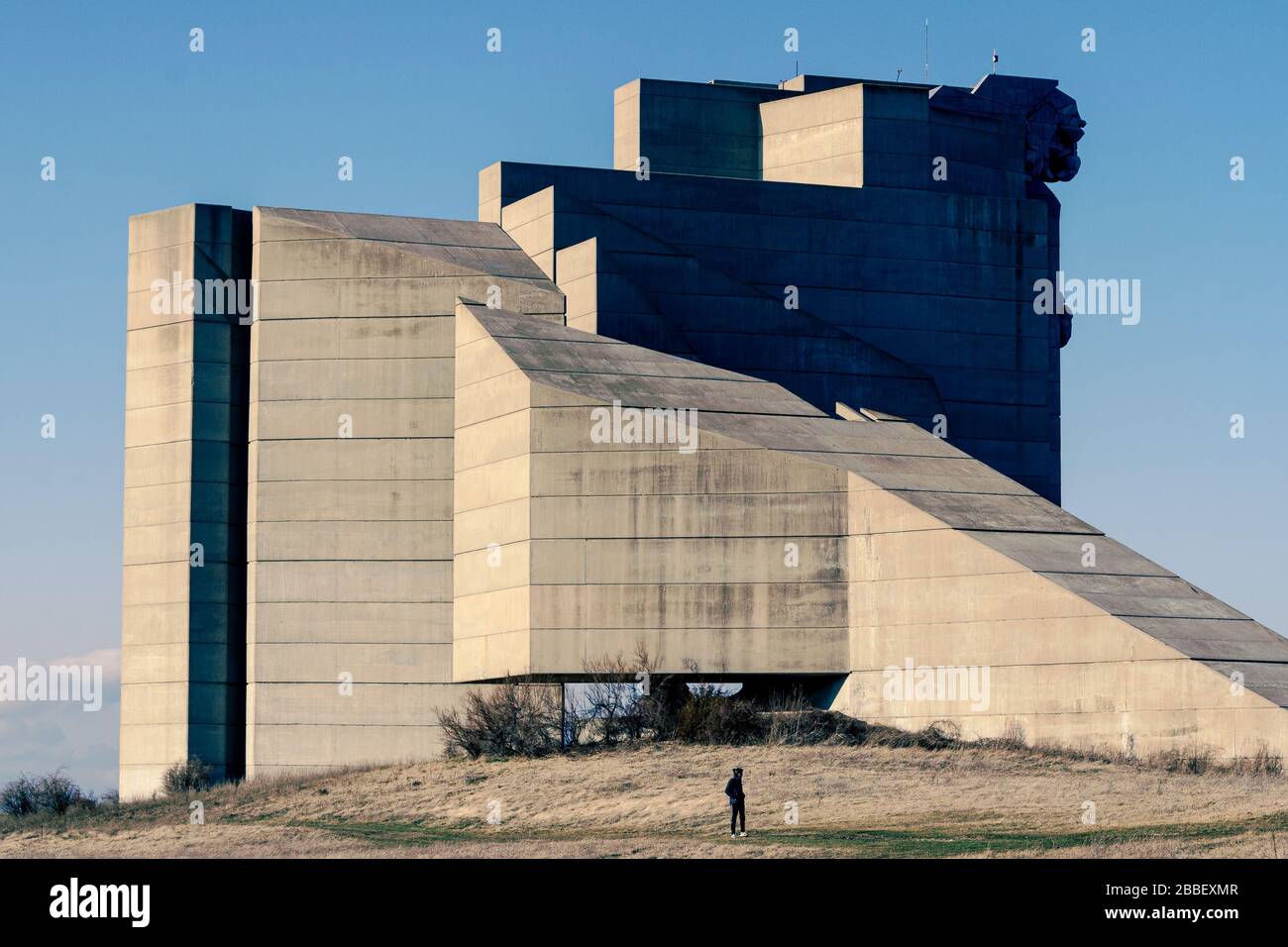 Erbaut, um der 3000-jährigen Geschichte zu gedenken. Denkmal für die Gründer Bulgariens, riesige betonkonstruktion aus der sowjetischen Zeit mit Blick auf Shumen Bulgarien Stockfoto
