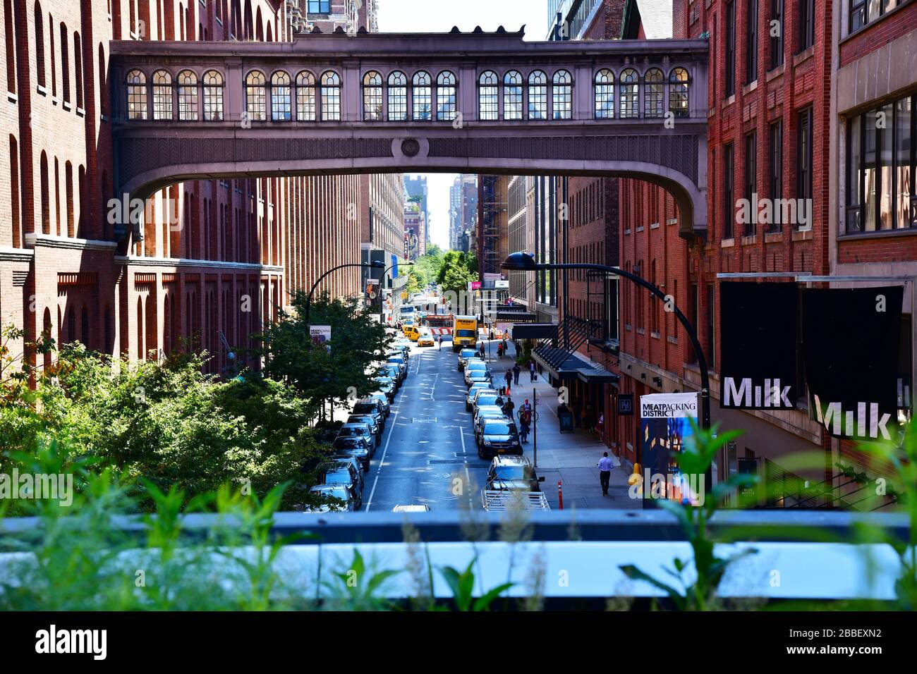 New York, USA: Blick von der Hochlinie auf die Brücke über die 15th Street, die das Milk Building mit dem Chelsea Market verbindet Stockfoto