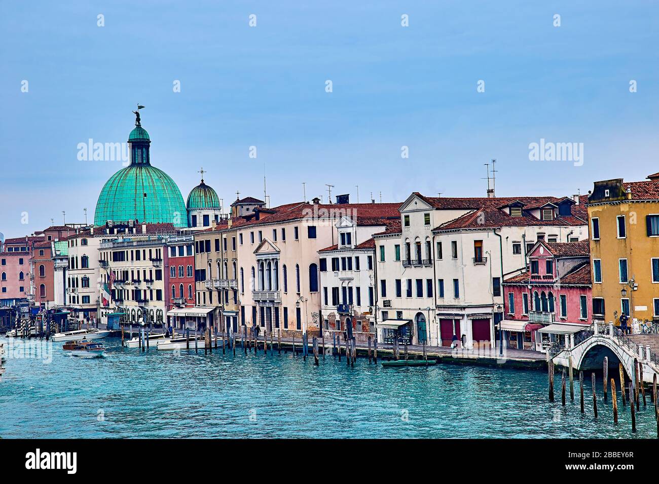 Venedig, die Hauptstadt der norditalienischen Region Venetien, liegt auf 118 kleinen Inseln in einer Lagune in der Adria. Es hat keine Straßen, nur Kanäle, li Stockfoto