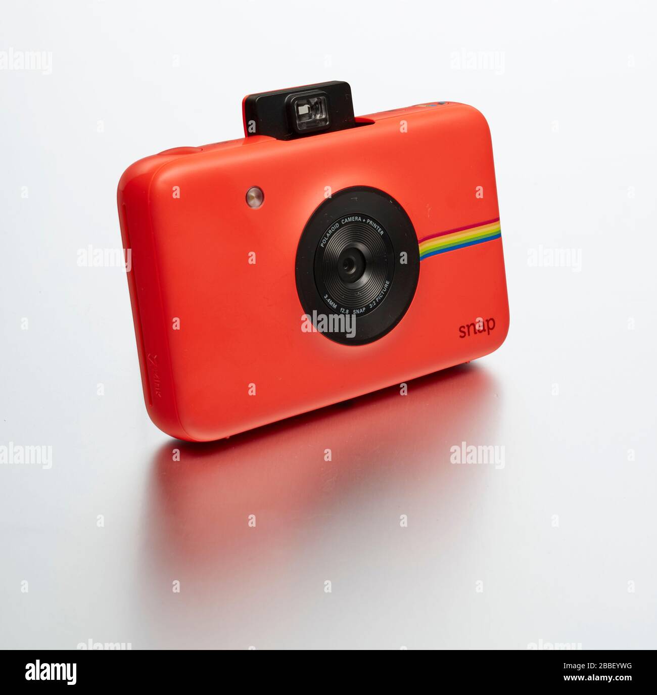 Polaroid Kamera schneidet weißen Hintergrund aus Stockfoto