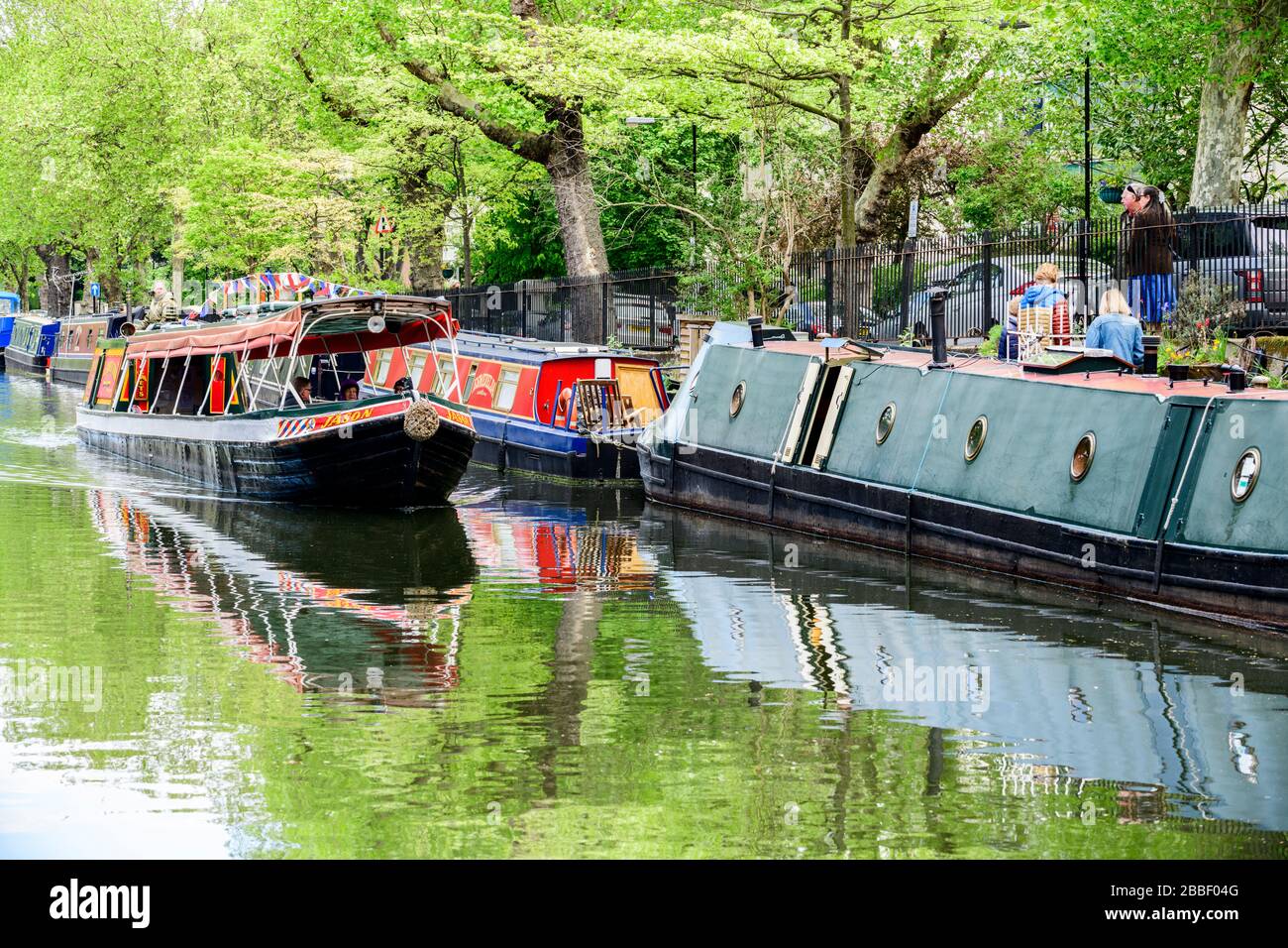 Ein schmales Boot (Kanalboot) fährt in Little Venice in London, England, die Themse hoch. Stockfoto
