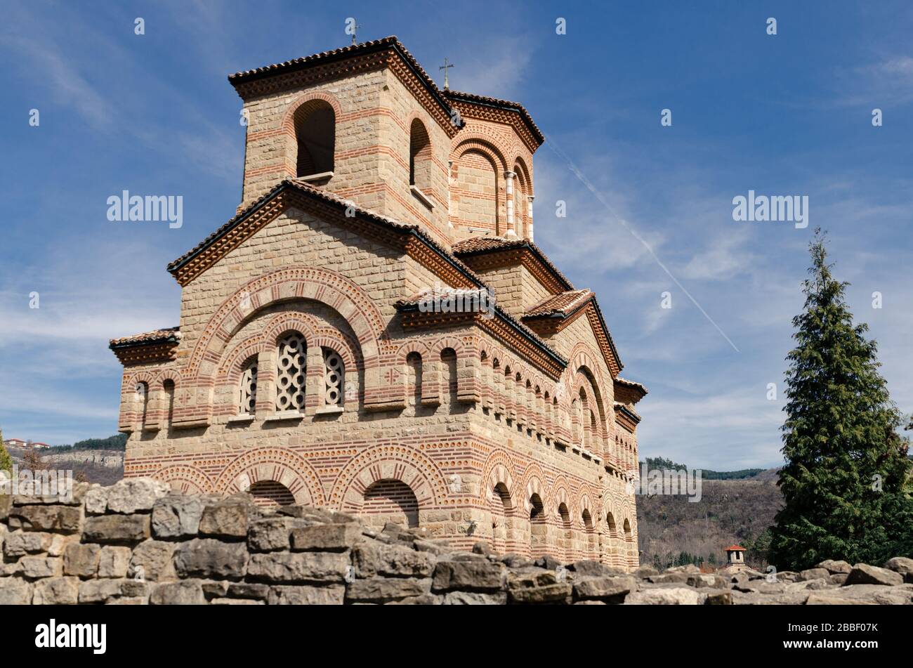 Historische alte Kirche des heiligen Dimitar von Solun im Assens-Viertel Veliko Tarnovo Bulgarien Stockfoto