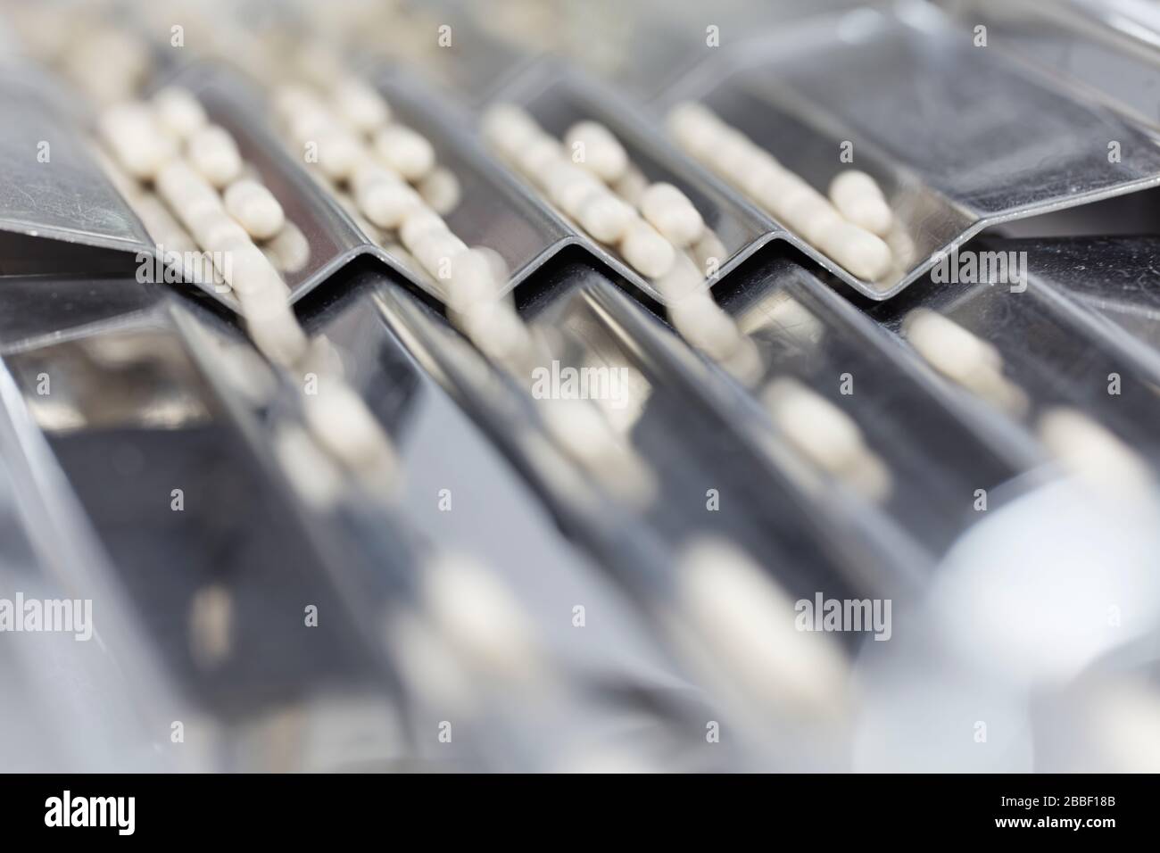 Pille machen Maschine Massenproduktion, Gesundheit, Ernährung, Nahrungsergänzung, weiß, Kapsel, Additiv, Stahl, sauber, hygienisch, Reinraum, Stockfoto