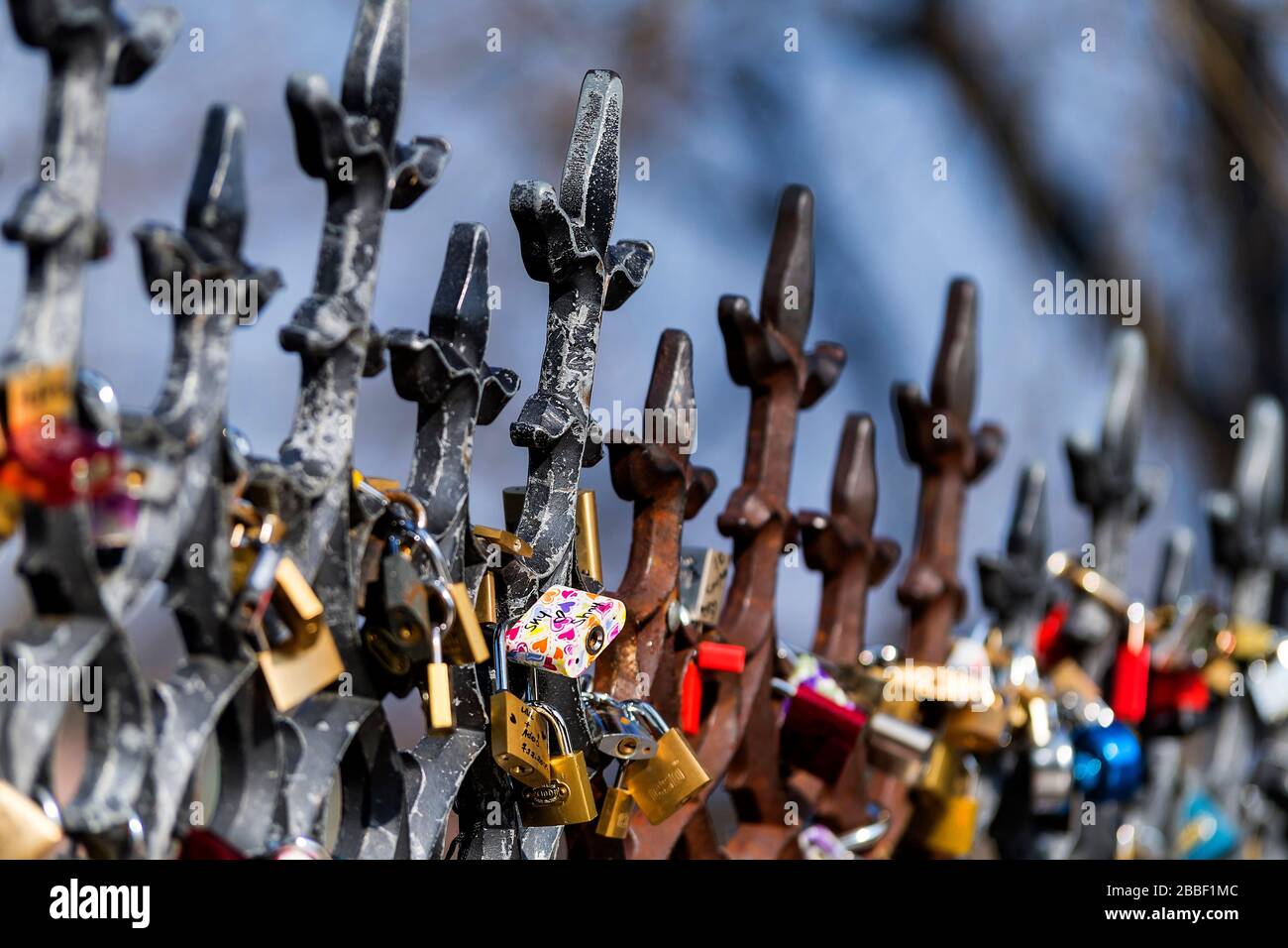 Die Liebe sperrt sich in Prag Stockfoto