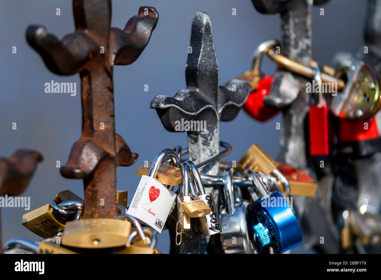 Die Liebe sperrt sich in Prag Stockfoto