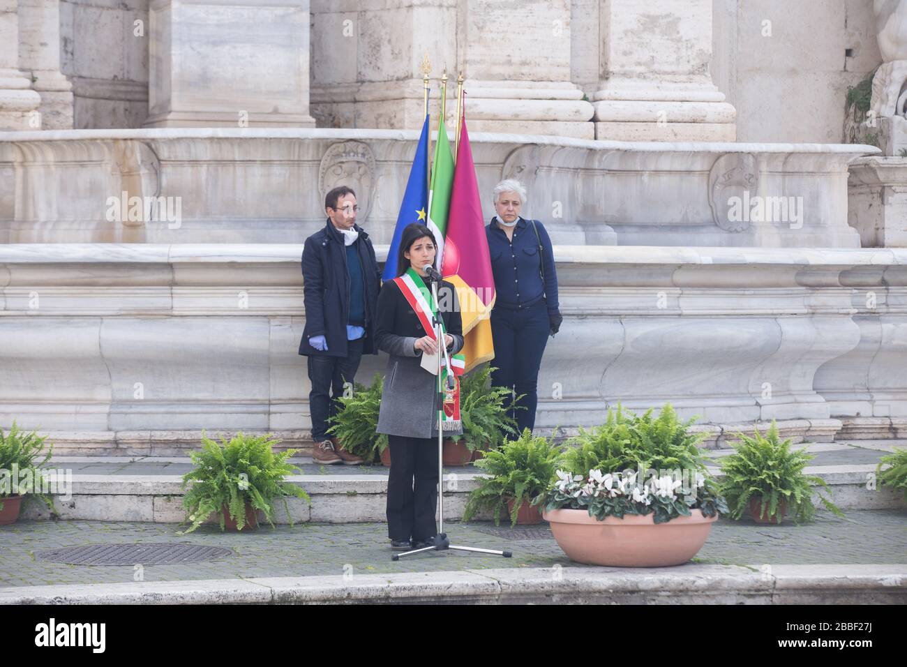 Roma, Italien. März 2020. Die Bürgermeisterin von Rom, Virginia Raggi, auf der Piazza del Campidoglio, erinnerte mit einer Schweigeminute an die Opfer der Covid-19-Pandemie. (Foto von Matteo Nardone/Pacific Press) Credit: Pacific Press Agency/Alamy Live News Stockfoto