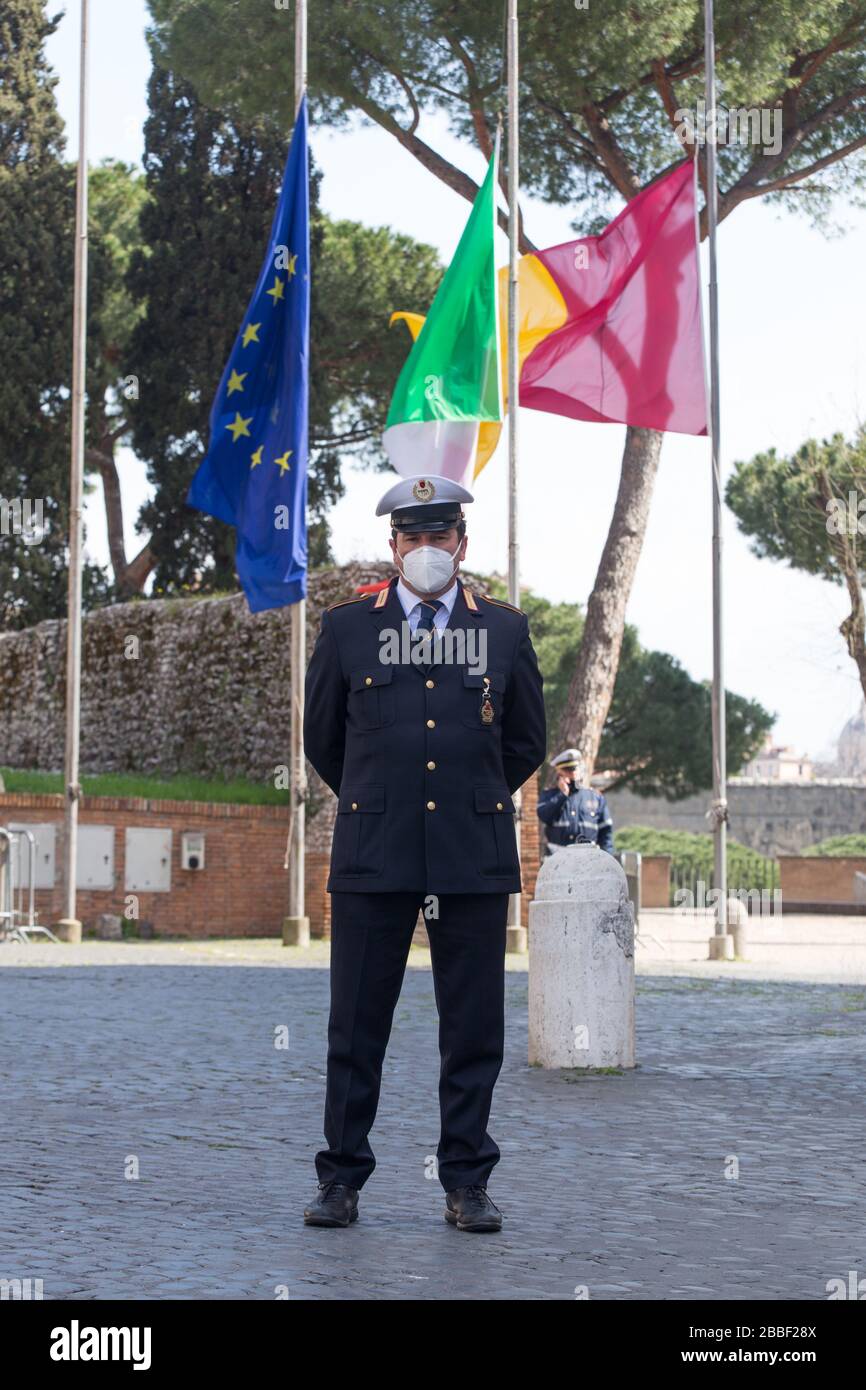 Roma, Italien. März 2020. Die Bürgermeisterin von Rom, Virginia Raggi, auf der Piazza del Campidoglio, erinnerte mit einer Schweigeminute an die Opfer der Covid-19-Pandemie. (Foto von Matteo Nardone/Pacific Press) Credit: Pacific Press Agency/Alamy Live News Stockfoto