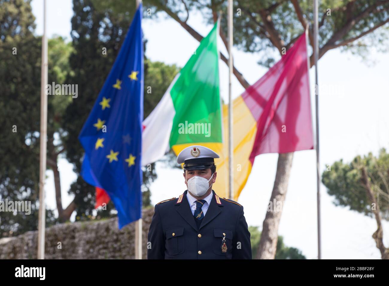 Roma, Italien. März 2020. Die Bürgermeisterin von Rom, Virginia Raggi, auf der Piazza del Campidoglio, erinnerte mit einer Schweigeminute an die Opfer der Covid-19-Pandemie. (Foto von Matteo Nardone/Pacific Press) Credit: Pacific Press Agency/Alamy Live News Stockfoto