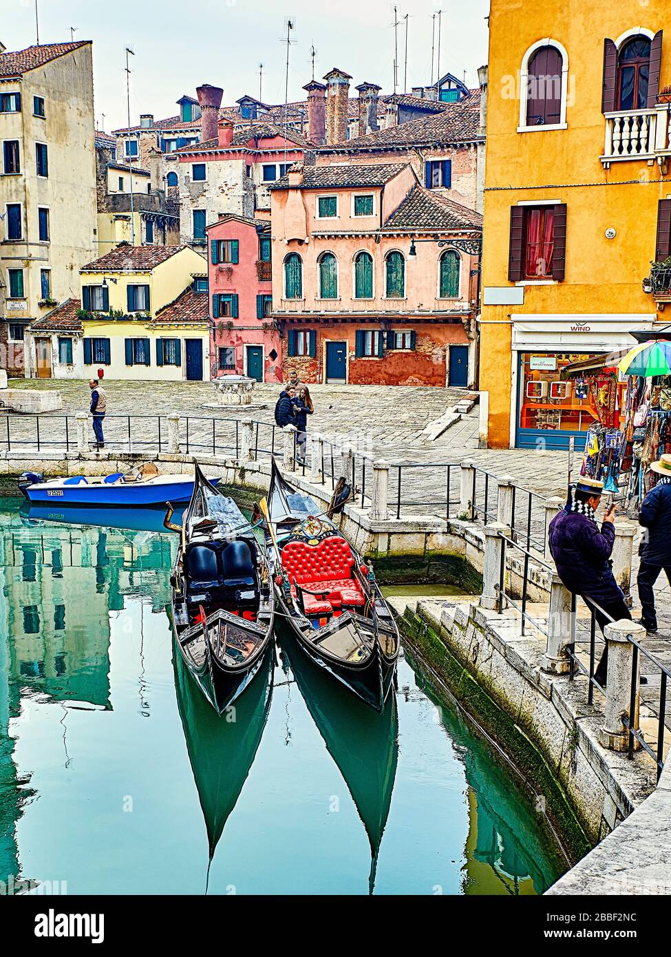 Venedig, die Hauptstadt der norditalienischen Region Venetien, liegt auf 118 kleinen Inseln in einer Lagune in der Adria. Es hat keine Straßen, nur Kanäle, li Stockfoto