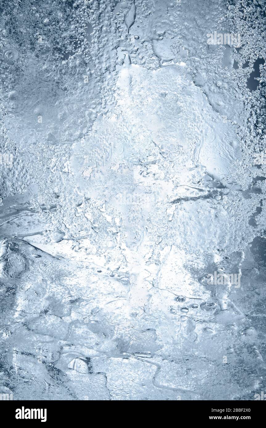 Tafeleis zart zerbrechlich unregelmäßiger kalter Frost Schnee Hintergrund Gletscher, gefroren, Gefrierschrank, gefroren, begraben, Luftblasen, Frost, Winter, winterlich, Teich Stockfoto