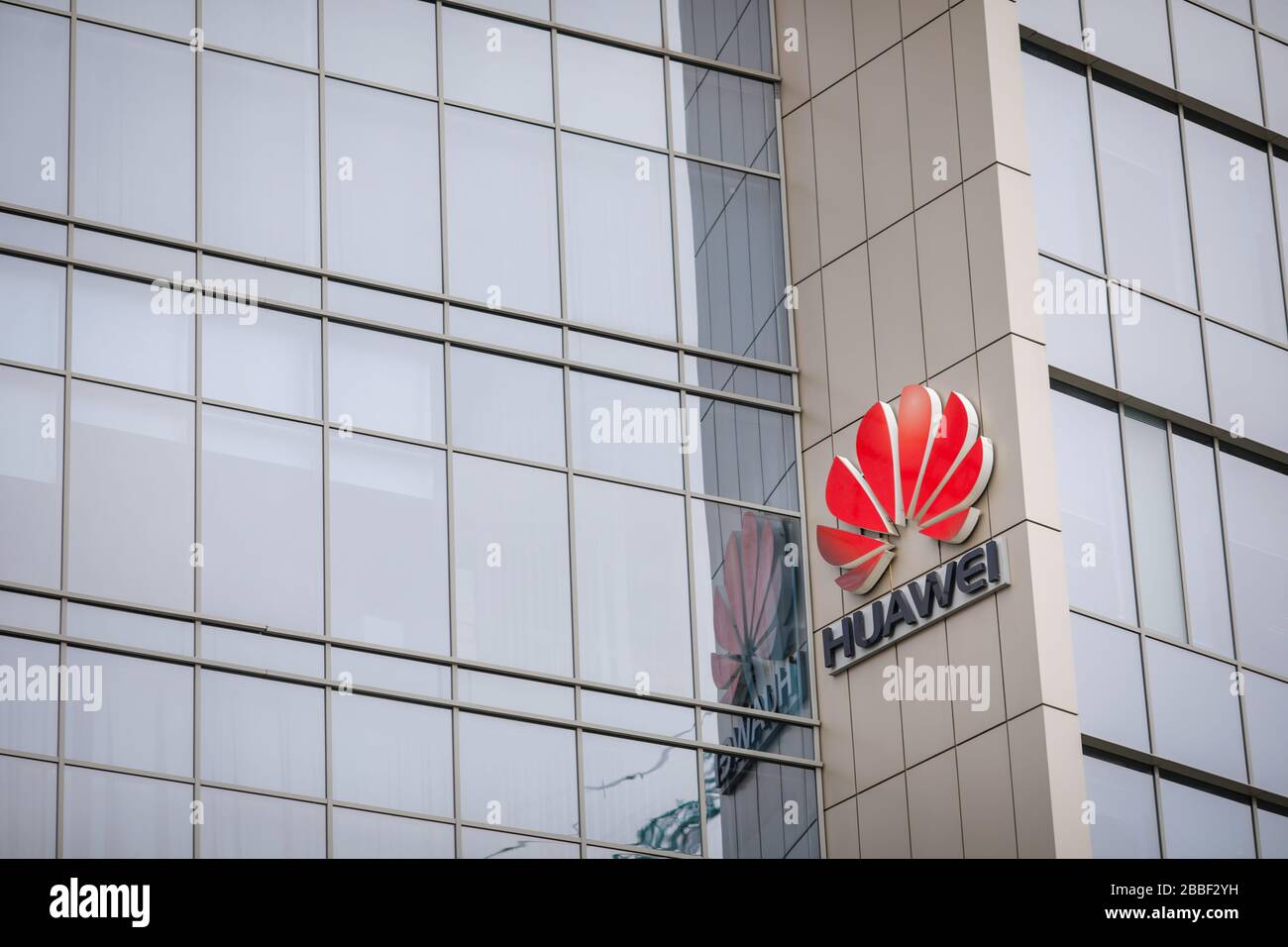 Bukarest, Rumänien - 31. März 2020: Huawei Logo auf ihrem Bürogebäude in Bukarest. Stockfoto