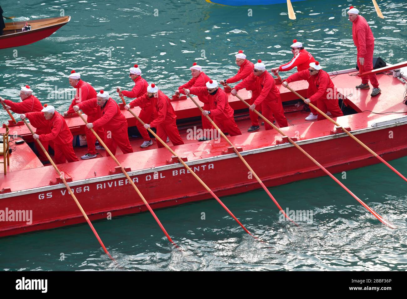 Venedig, Italy-Februar 2020; hochwinkeliger Blick auf die Festa Veneziane auf dem Wasser mit schwebenden Strukturen und Menschen in Booten in Kostümen bei einem Teil von t Stockfoto