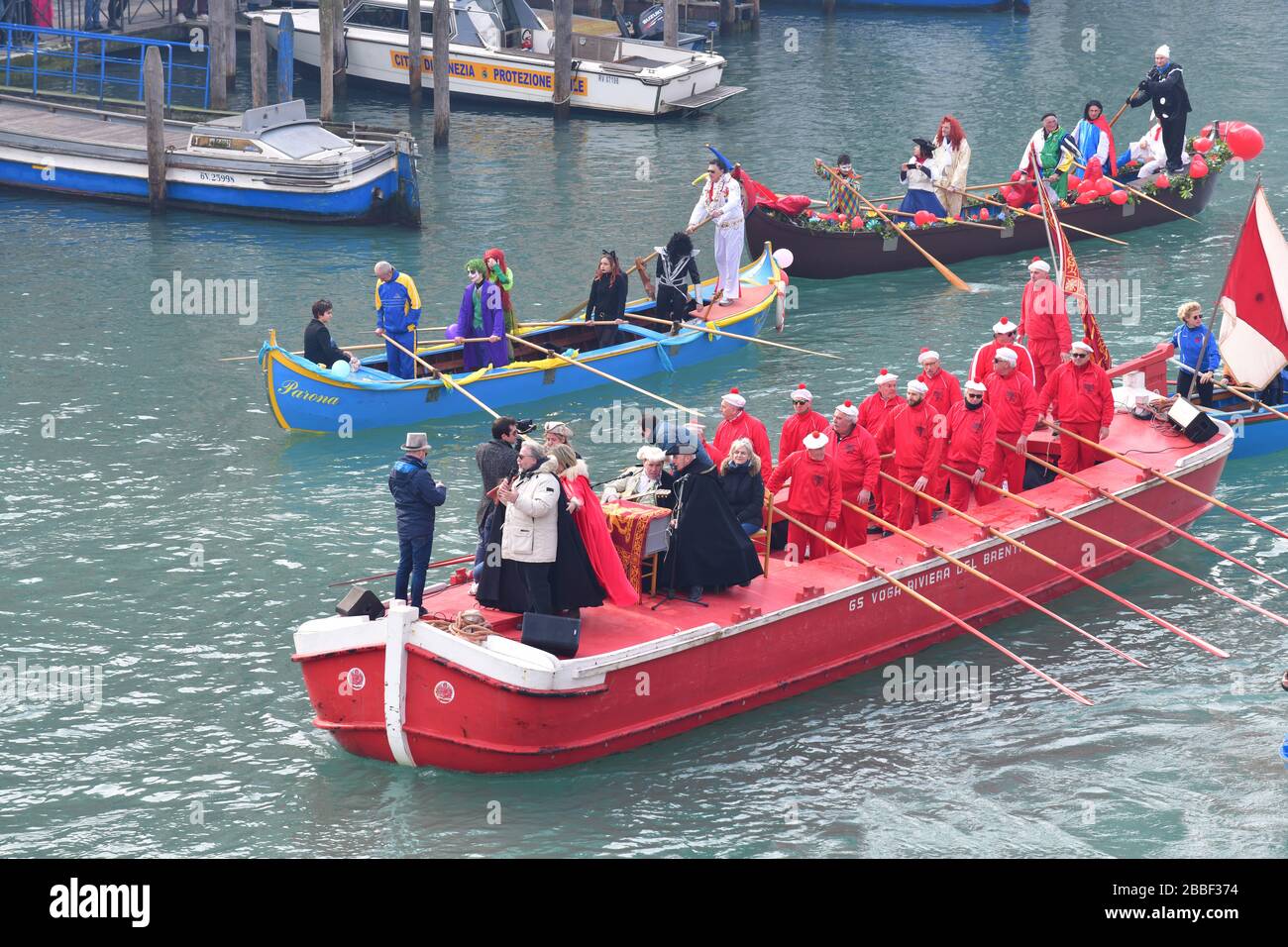 Venedig, Italy-Februar 2020; hochwinkeliger Blick auf die Festa Veneziane auf dem Wasser mit schwebenden Strukturen und Menschen in Booten in Kostümen bei einem Teil von t Stockfoto