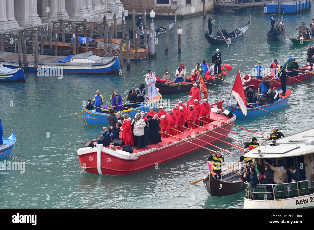 Venedig, Italien-Februar 2020; hochwinkeliger Überblick über die Festa Veneziane auf dem Wasser mit schwebenden Strukturen und Menschen in Booten teilweise in Kostümen Stockfoto