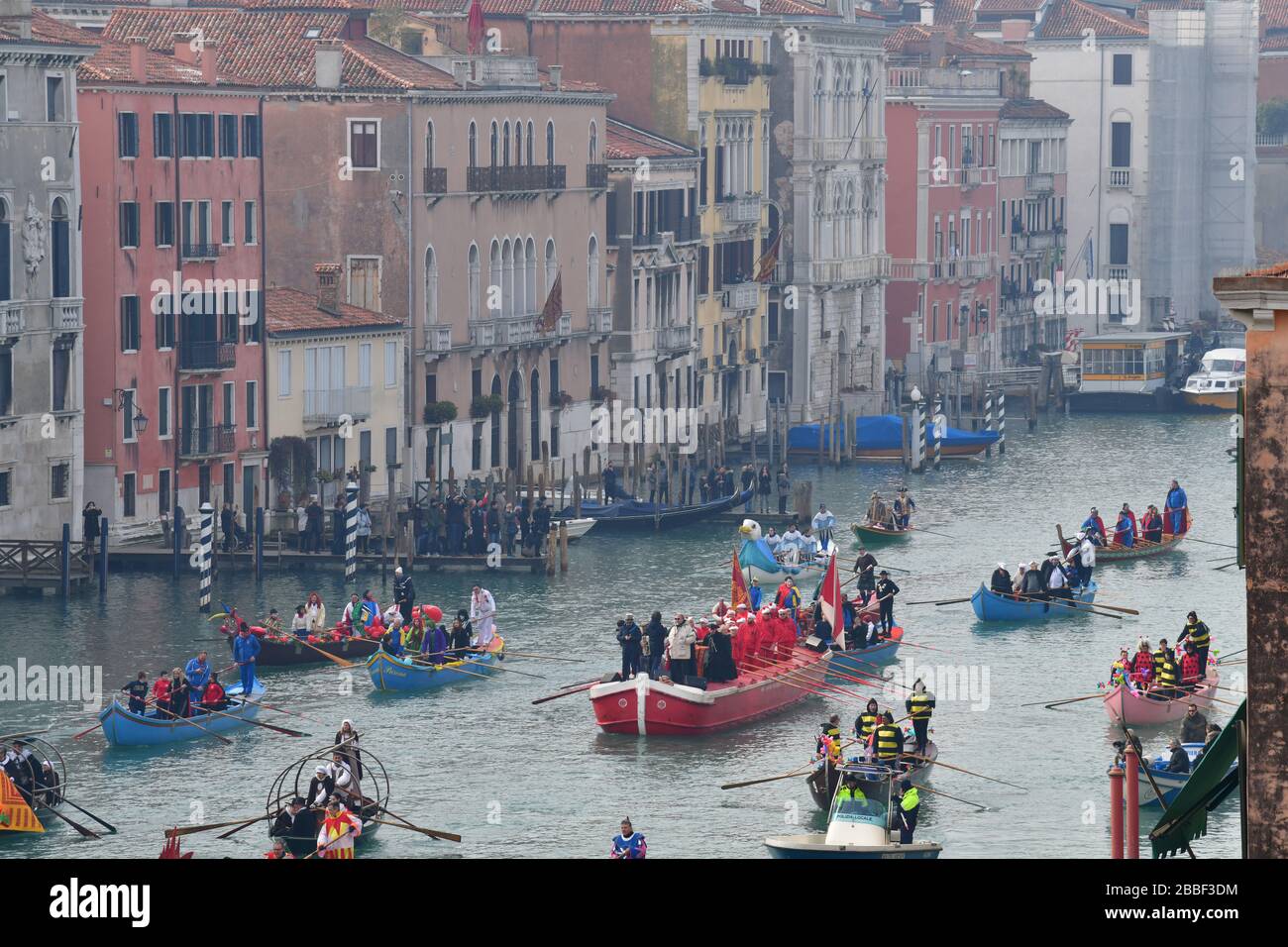 Venedig, Italien-Februar 2020; hochwinkeliger Überblick über die Festa Veneziane auf dem Wasser mit schwebenden Strukturen und Menschen in Booten teilweise in Kostümen Stockfoto