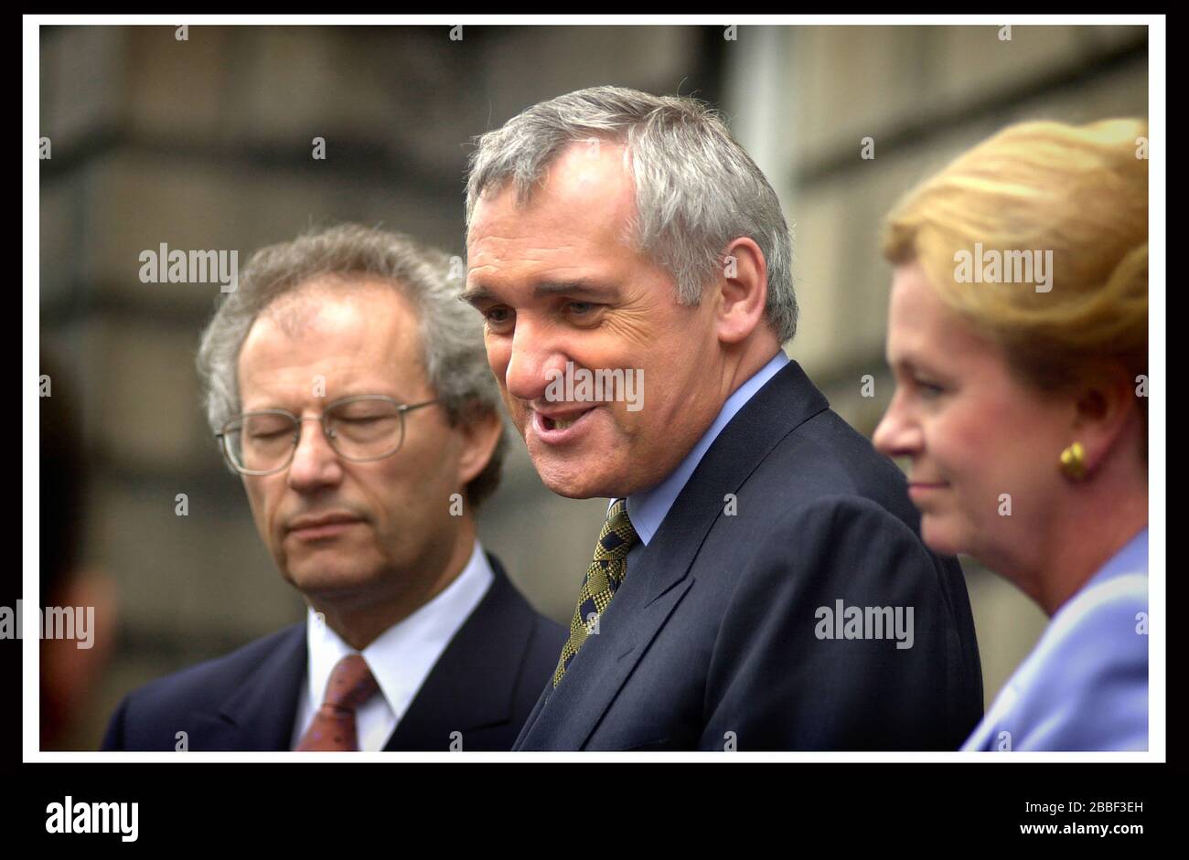 Der irische Taoiseach Berty Ahern mit dem ersten Minister Schottlands Henry McLeish und Helen Liddle im Bute House, Edinburgh Stockfoto