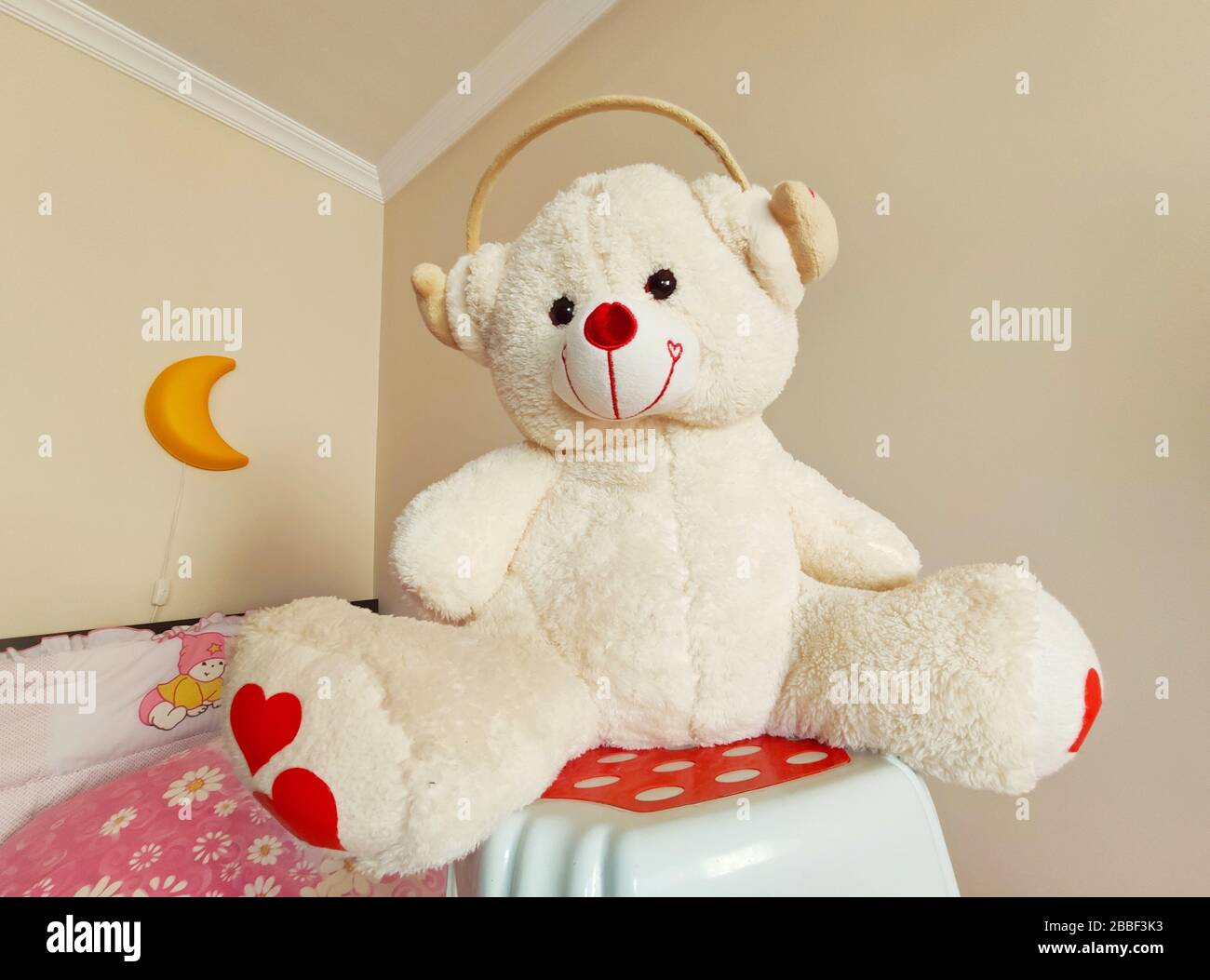 Tondybär. Spielkamerad für Kinder und süßer lächelnder freundlicher Bär. Stockfoto