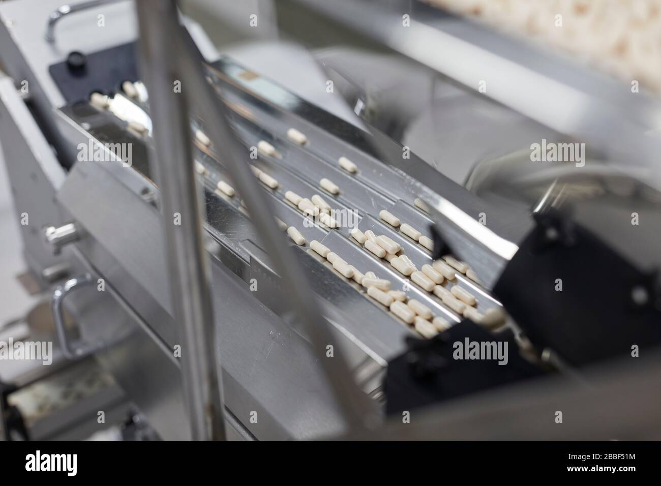 Pille, die Antivirus Virus-Maschine Masse produziert Cover-19 Corona Stockfoto