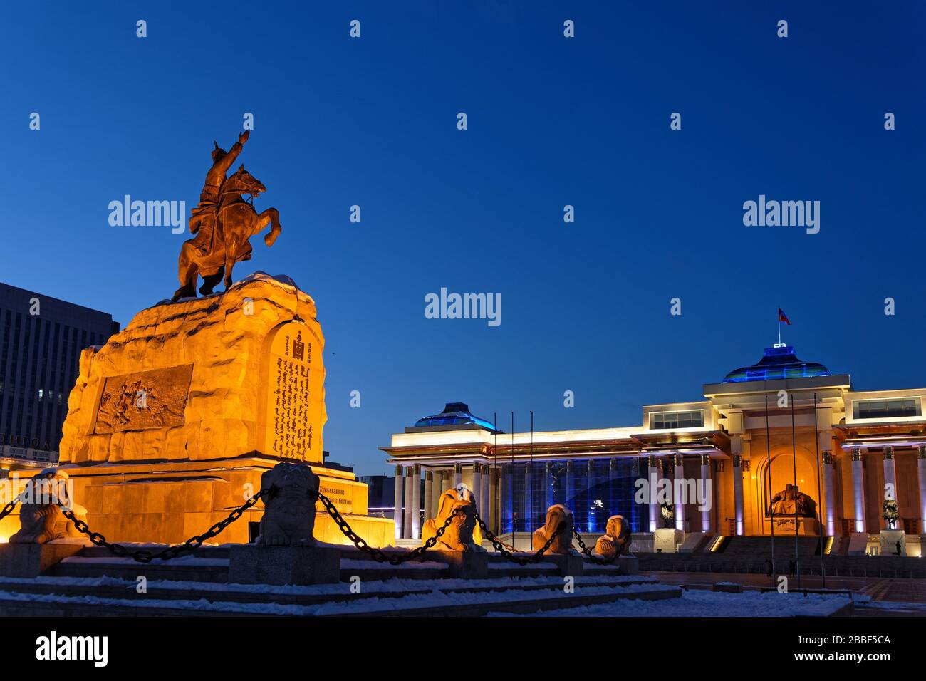 ULAANBAATAR, MONGOLIA, 8. März 2020: Statue von Damdin Sükhbataar vor dem Regierungspalast zur blauen Stunde. Stockfoto