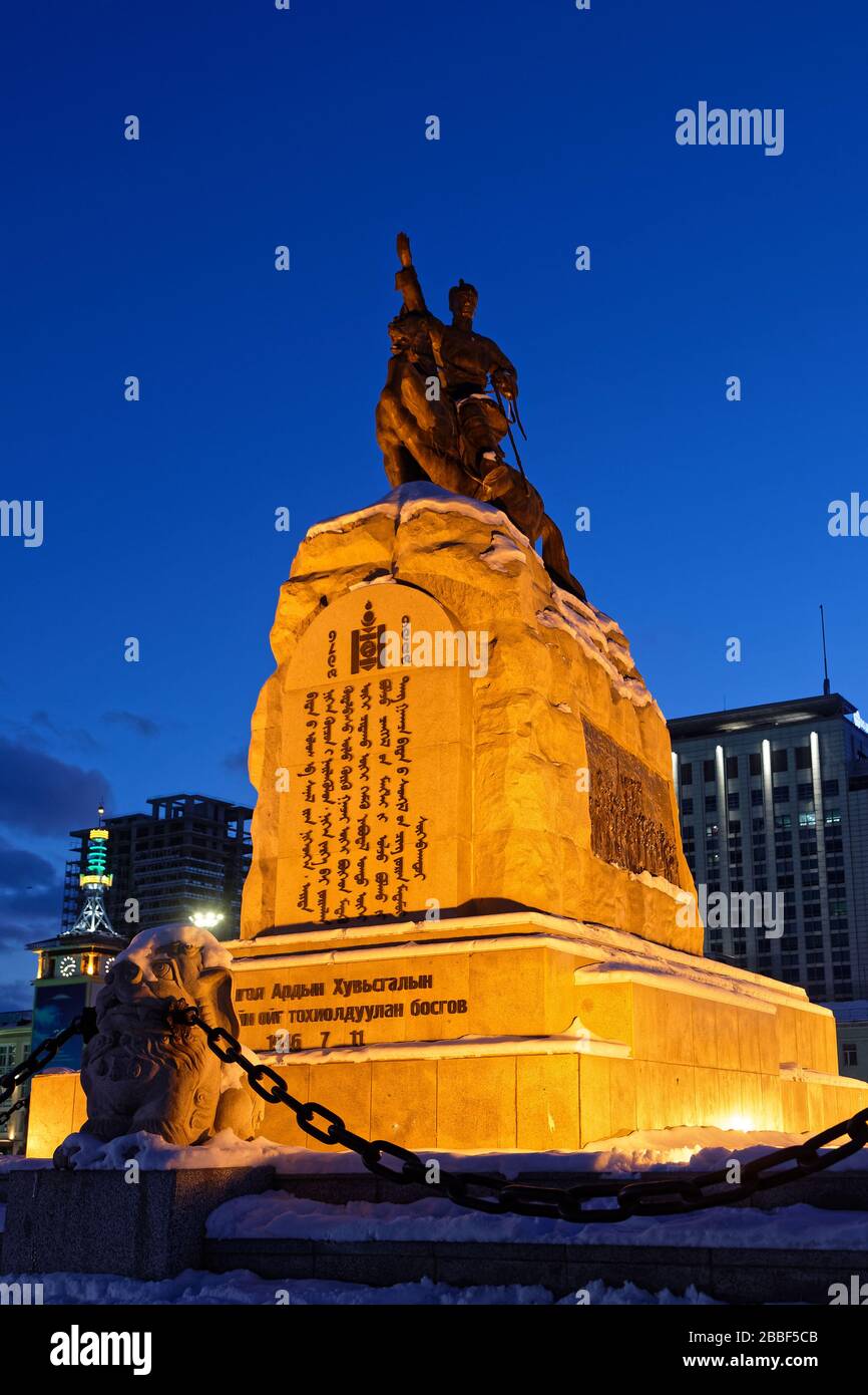 ULAANBAATAR, MONGOLIA, 8. März 2020: Statue von Damdin Sükhbataar vor dem Regierungspalast zur blauen Stunde. Stockfoto