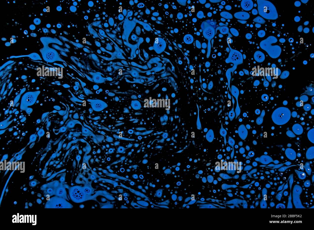 Abstrakte Palette aus blauem Farbhintergrund, abstrakte Kunst Acrylgemälde Texturhintergrund, Frühlingsfarben, Sommerfarben, Frühlingsfesthintergrund Stockfoto