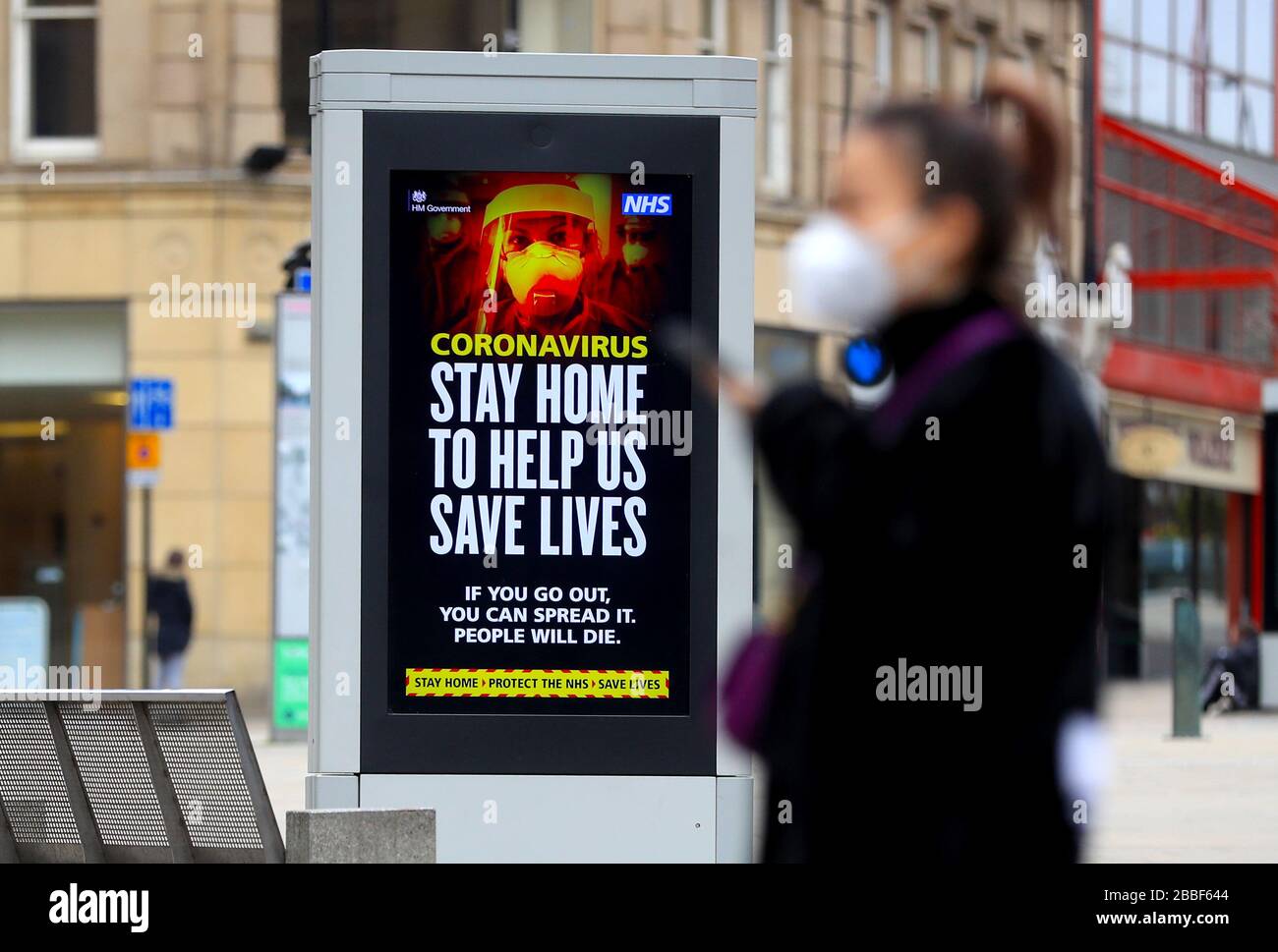 Elektronische Bilboards zeigen eine Meldung an, in der die Menschen gewarnt werden, in Sheffield zu Hause zu bleiben, da Großbritannien weiterhin in Sperrungen ist, um die Ausbreitung des Coronavirus einzudämmen. Stockfoto