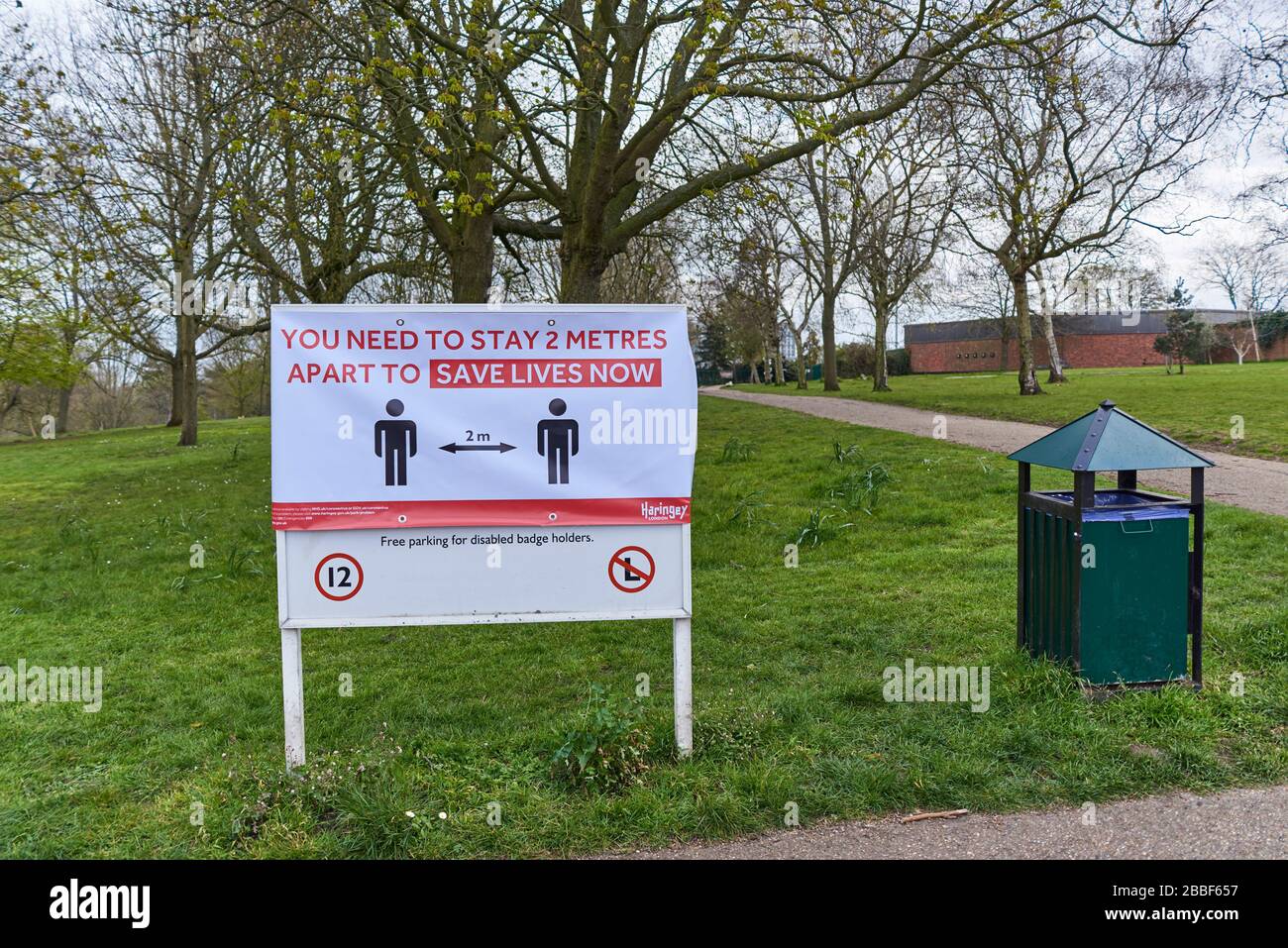 Schild mit sozialer Distanzierung am Nordeingang des Finsbury Park, London UK, während der Coronavirus-Krise Stockfoto